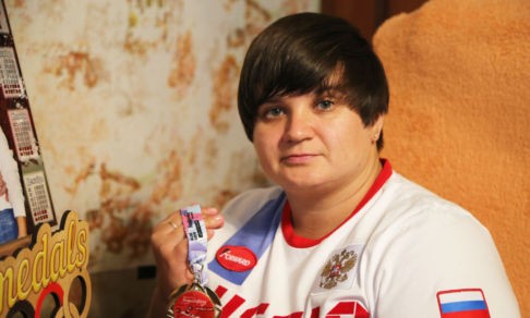 Маленькая Надя кричала родителям: «Где моя нога?» А теперь живет с протезом и жмет 117 кг