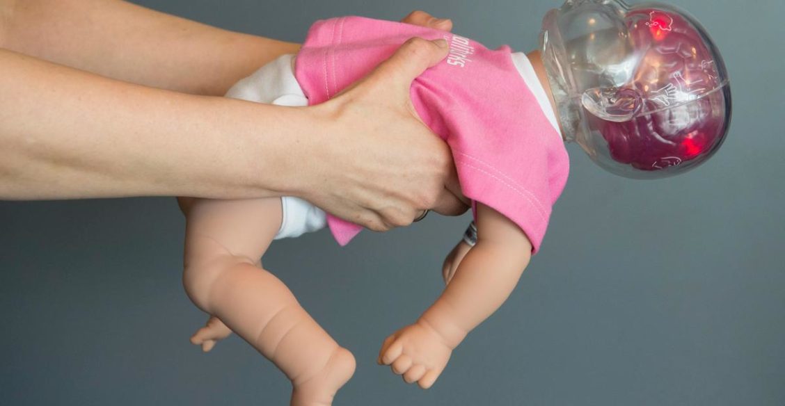 «Каждая тряска — это сотрясение мозга ребенка». Что не так с "динамической гимнастикой" в скандальном видео