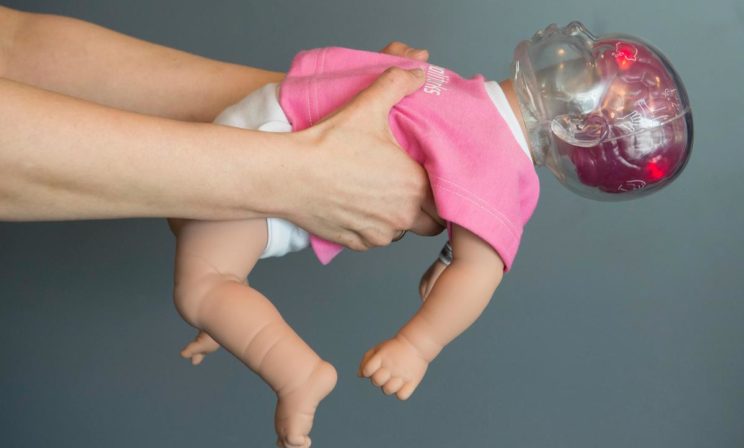 «Каждая тряска — это сотрясение мозга ребенка». Что не так с "динамической гимнастикой" в скандальном видео