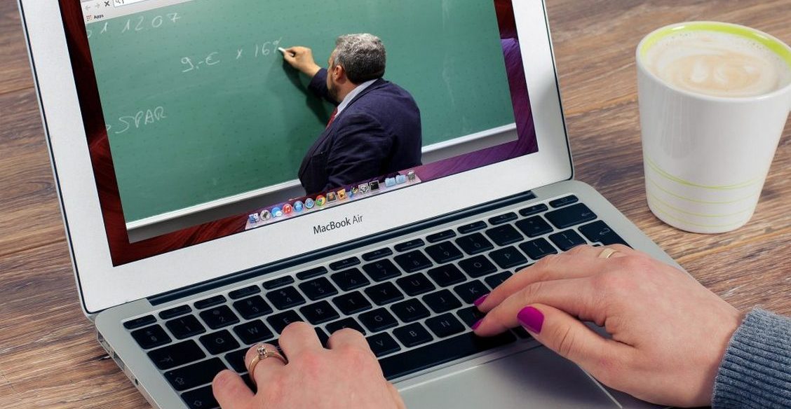 Преподавателей вузов старше 65 лет переводят на удаленку, а школьных учителей — нет. Почему так?