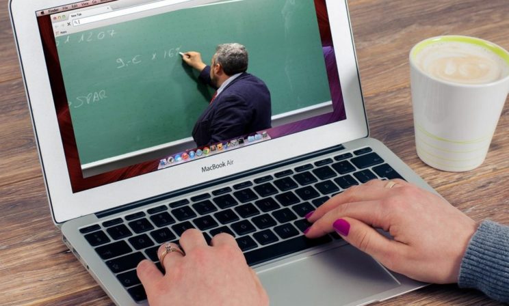 Преподавателей вузов старше 65 лет переводят на удаленку, а школьных учителей — нет. Почему так?