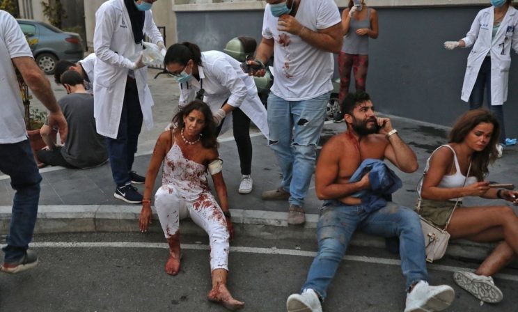 «Кровь текла по спине, но я этого не чувствовала». Что пережили люди во время взрыва в Бейруте