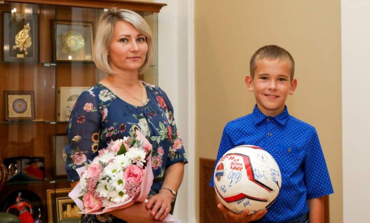 «Нас завертело, и мы улетели в озеро». Как 10-летний мальчик спас маму из тонущей машины