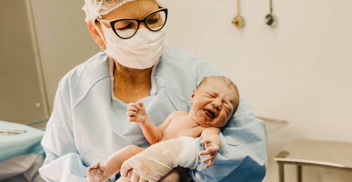 «Дочь после родов унесли и не показывали месяц». В роддомах разлучают новорожденных с матерями из-за ковида