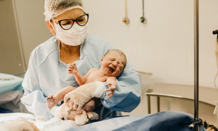 «Дочь после родов унесли и не показывали месяц». В роддомах разлучают новорожденных с матерями из-за ковида