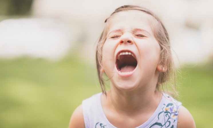 «Этот жестокий невоспитанный ребенок». Моя дочь смеется, когда ей страшно