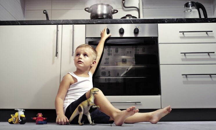 Открытое окно и еще 7 опасностей, которые подстерегают детей