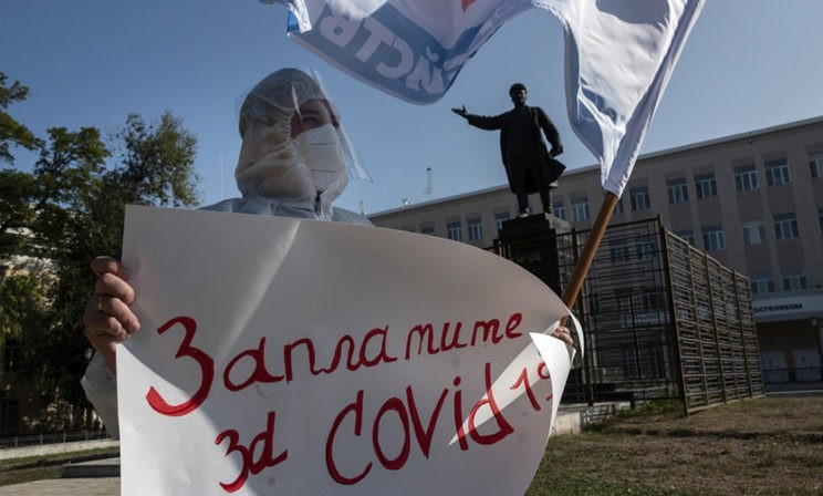 «Больные умирали прямо в очереди на КТ». Почему врачи и средний медперсонал вышли на пикеты