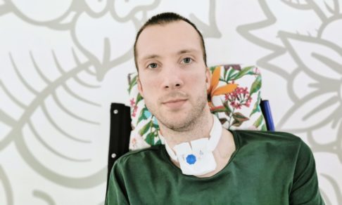 После аварии Саша сломал позвоночник. А жене сказал, что болит горло