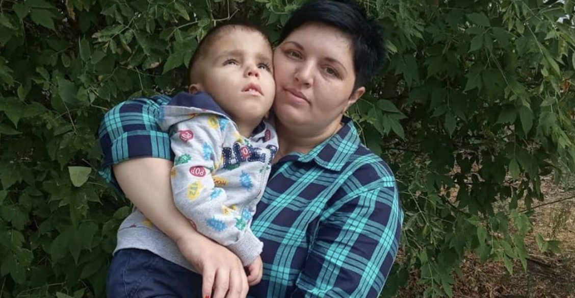 В Волгограде мать-одиночку выселяли из квартиры из-за кредита на лечение сына. На ее защиту встал весь город