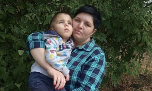 В Волгограде мать-одиночку выселяли из квартиры из-за кредита на лечение сына. На ее защиту встал весь город