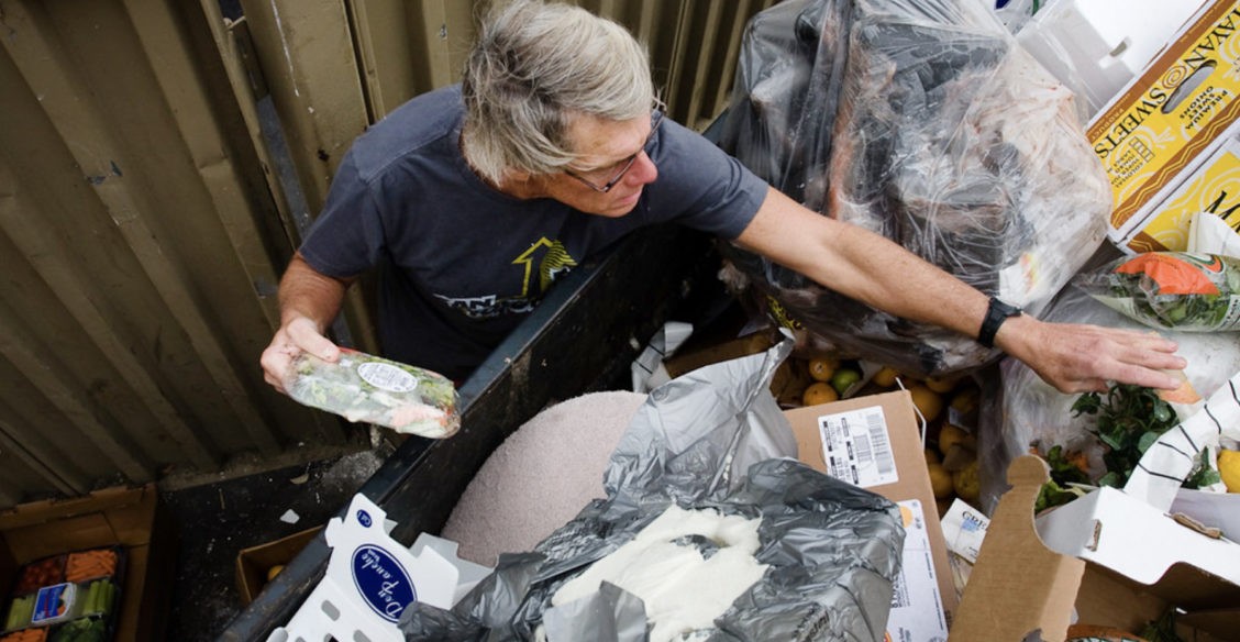 «Я питаюсь едой из мусорных баков». В России выбрасывают тонны еды, хотя миллионы людей голодают