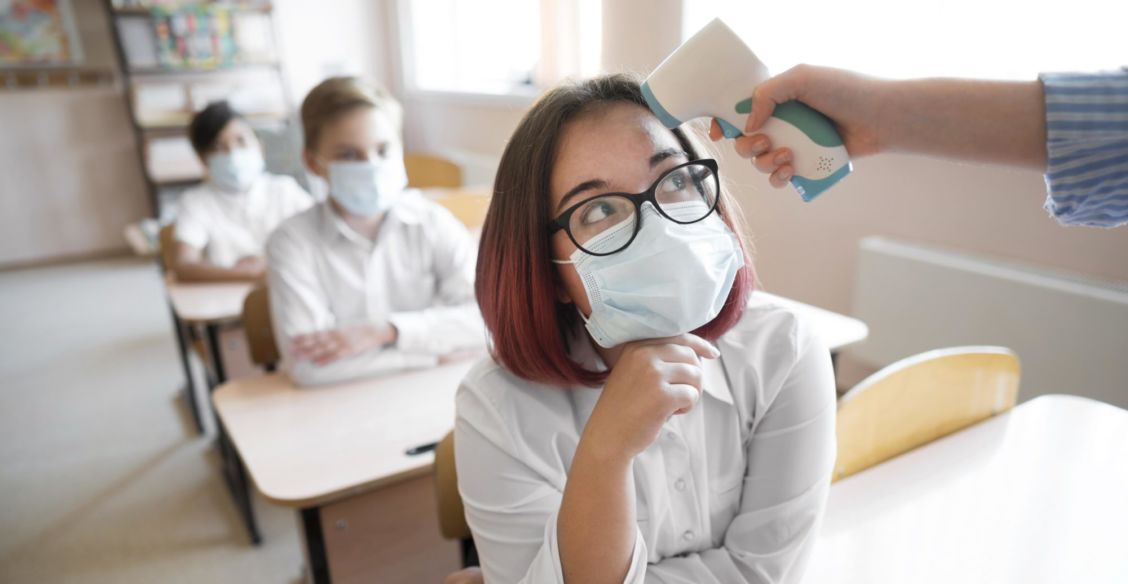 Классы и целые школы отправляют на карантин. Эпидемиолог Антон Барчук — о том, что делать родителям