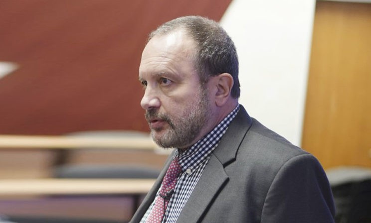 «Если людей будет некуда класть — закроют все и всех». Эпидемиолог Михаил Фаворов — о второй волне