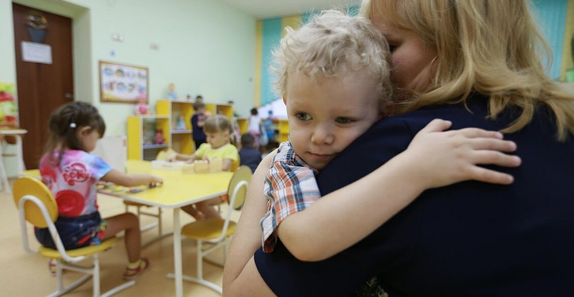 «Понимаю, что так с ребенком нельзя, но страшно по-другому». Воспитатели — анонимно и честно о своей работе