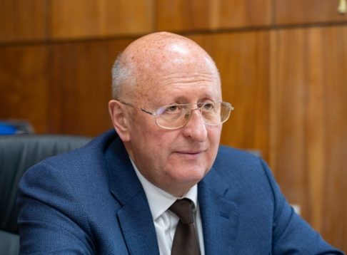 Создатель вакцины от ковида. Интервью Александра Гинцбурга — об испытаниях, этике и рисках