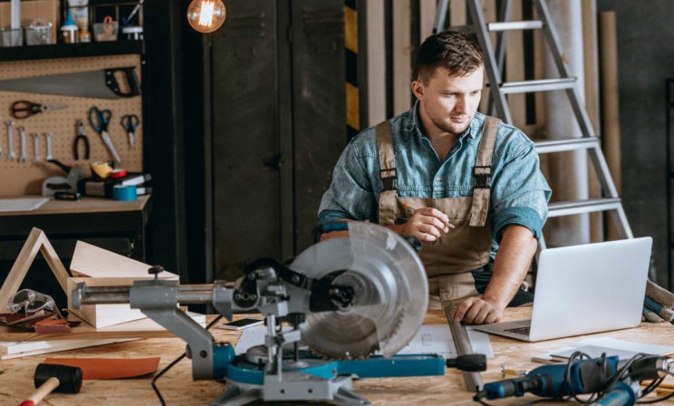 Печь пироги, делать ремонт или писать статьи. Выгодно ли быть самозанятым?