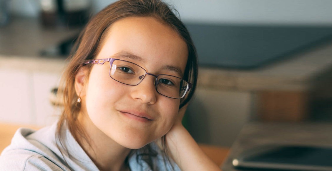 Вероника на коляске стала супергероем для одноклассников. Как жизнь с сопровождением меняет особых людей