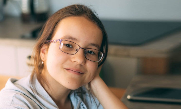 Вероника на коляске стала супергероем для одноклассников. Как жизнь с сопровождением меняет особых людей