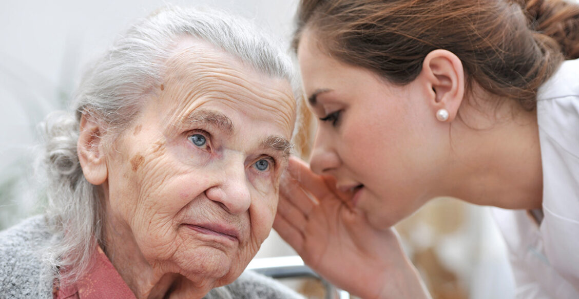 «Я — мамина память». Как болезнь Альцгеймера забирает близкого человека