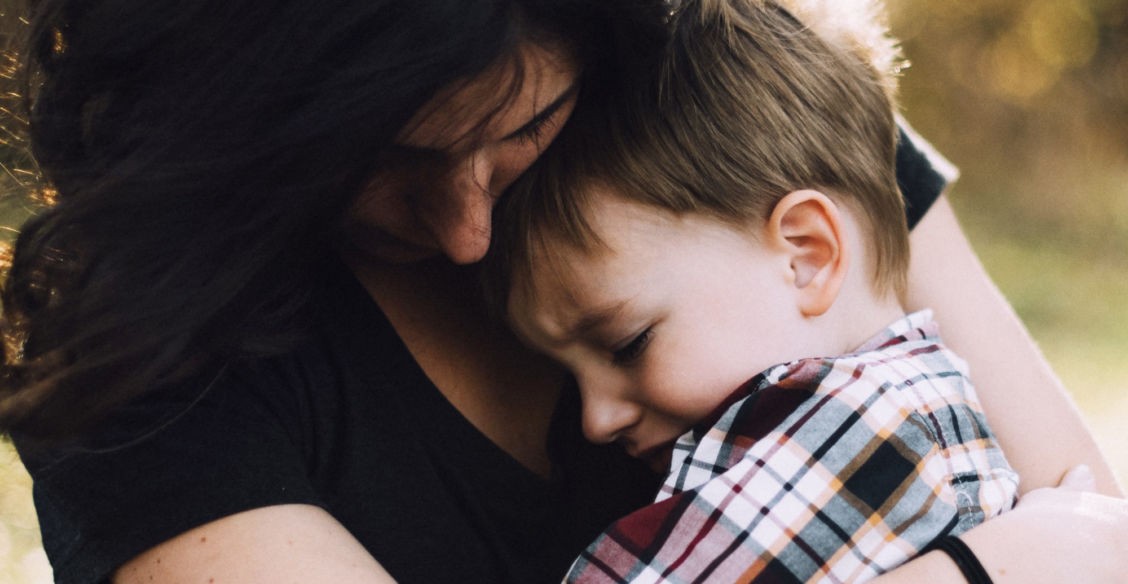 «У детей на теле были ожоги от сигарет и следы побоев». Как приемная мама пыталась отогреть тех, кто боялся взрослых