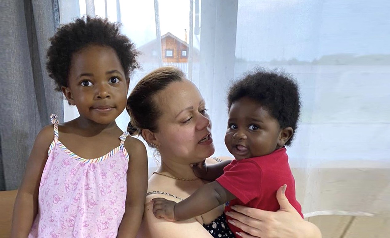 Сиротка энни фильм 2014. Энни(2014) annie джейми фокс. Богач удочерил чернокожую девочку. Шарлиз терон с детьми 2021. Annie 2014.