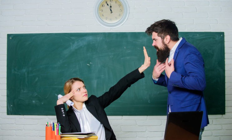 «Мой сын знает предмет на пять, а вы ему ставите три!» Школьные конфликты — разбираем с психологом