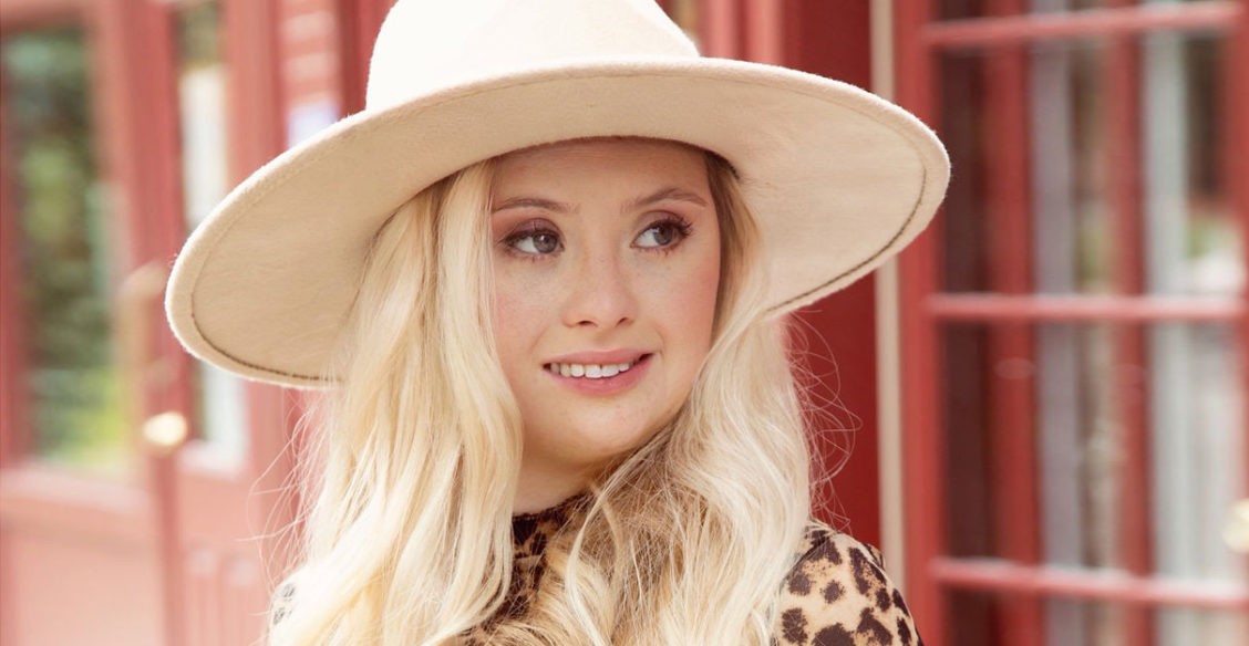 Сверстники травили девочку с синдромом Дауна. В 24 года она стала моделью