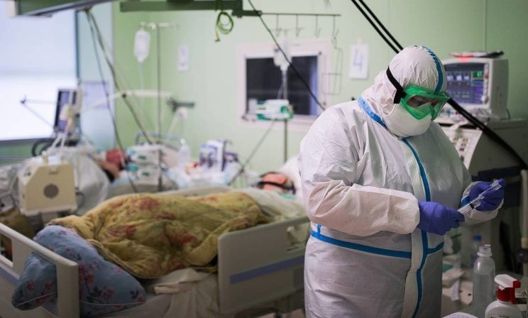 Медиков не хватает, всюду очереди, а учителя болеют ковидом. Как лечат коронавирус в Красноярске
