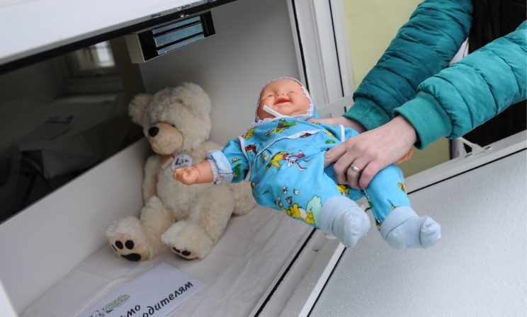 Законопроект о бэби-боксах рассмотрит Правительство. Аргументы «за» и «против»