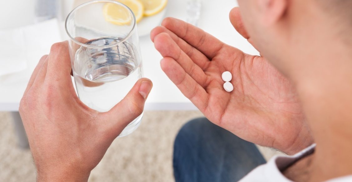 Антибиотики назначает только врач. Почему опасно принимать их при ковиде