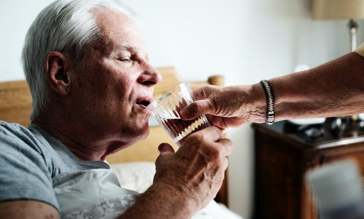 «У него началась деменция в 45 лет». Как распознать болезнь у близких и можно ли ее избежать