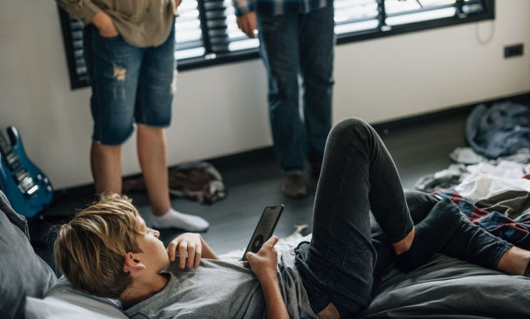 Впереди ЕГЭ, а он на диване с телефоном лежит! Как выбрать профессию, если в школе не учат выбирать