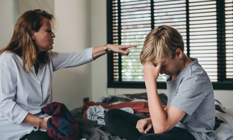 «Тебе пора стать нормальным человеком». За что родители осуждают подростков