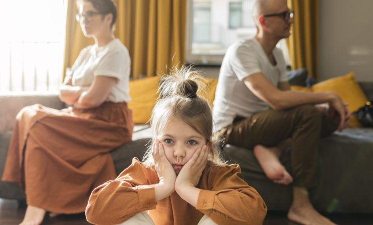 Один из родителей не платит алименты. Можно ли договориться без суда