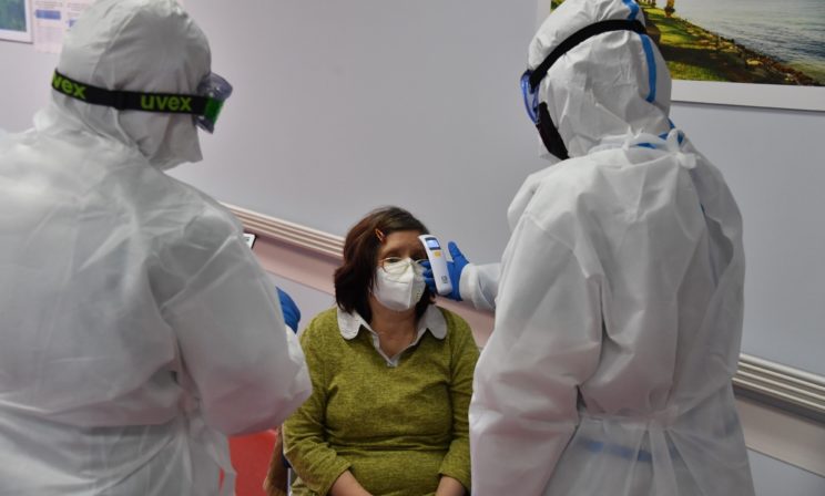 «Привез отца с ковидом в стационар, приняли через 6 часов». В Кузбассе очереди в больницах, а медиков не хватает