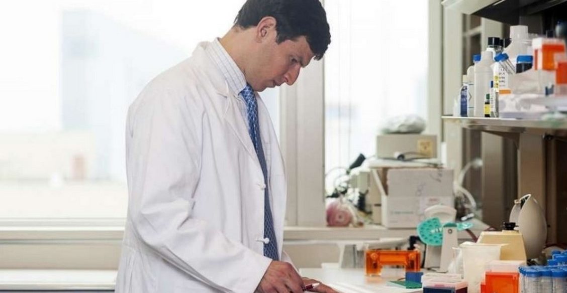 «Все твердили о чуде, но я хотел знать диагноз». История врача, который спас себя и других от неизлечимой болезни