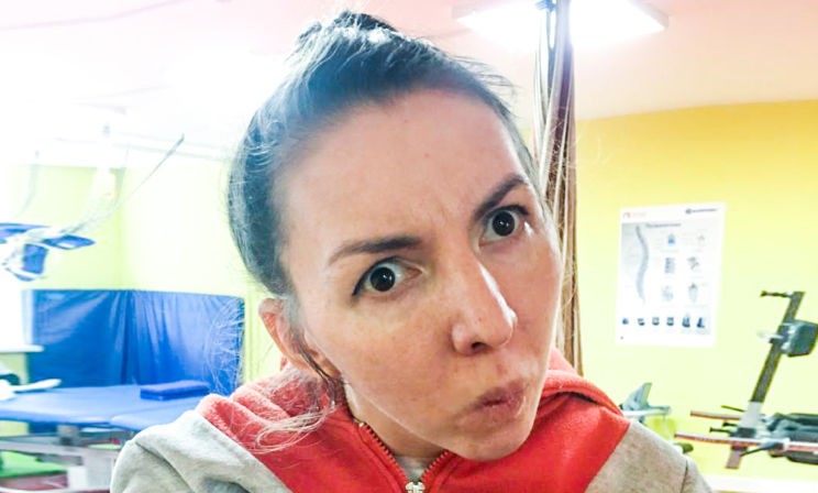 Наталья долго не дышала и впала в кому. Чтобы снова научиться говорить и ходить, ей нужна реабилитация