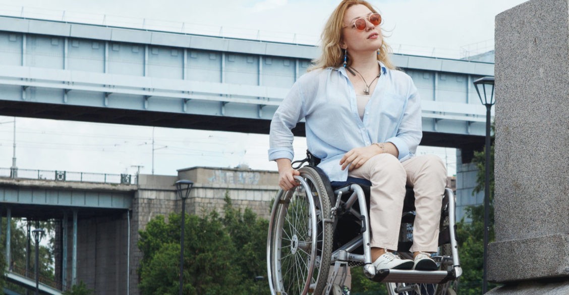 «Я в коляске, но это только способ передвижения». Как Ольга создала инклюзивный театр и летала на параплане