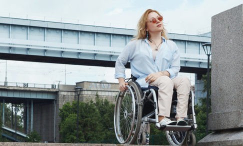«Я в коляске, но это только способ передвижения». Как Ольга создала инклюзивный театр и летала на параплане