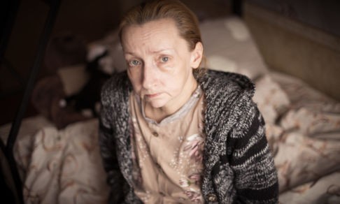 «Целый день сижу одна и смотрю в окно». Без кислородного концентратора Любовь не может выйти на улицу