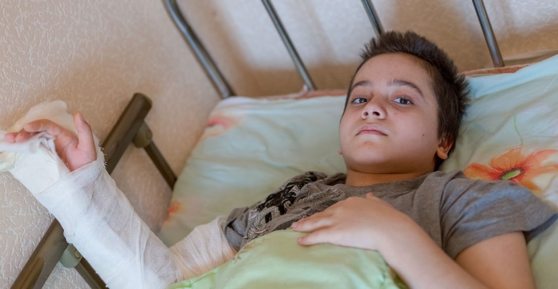 Девочка кормила голубей и упала с шестого этажа. Операции стоят дорого, а зарплаты мамы едва хватает на еду