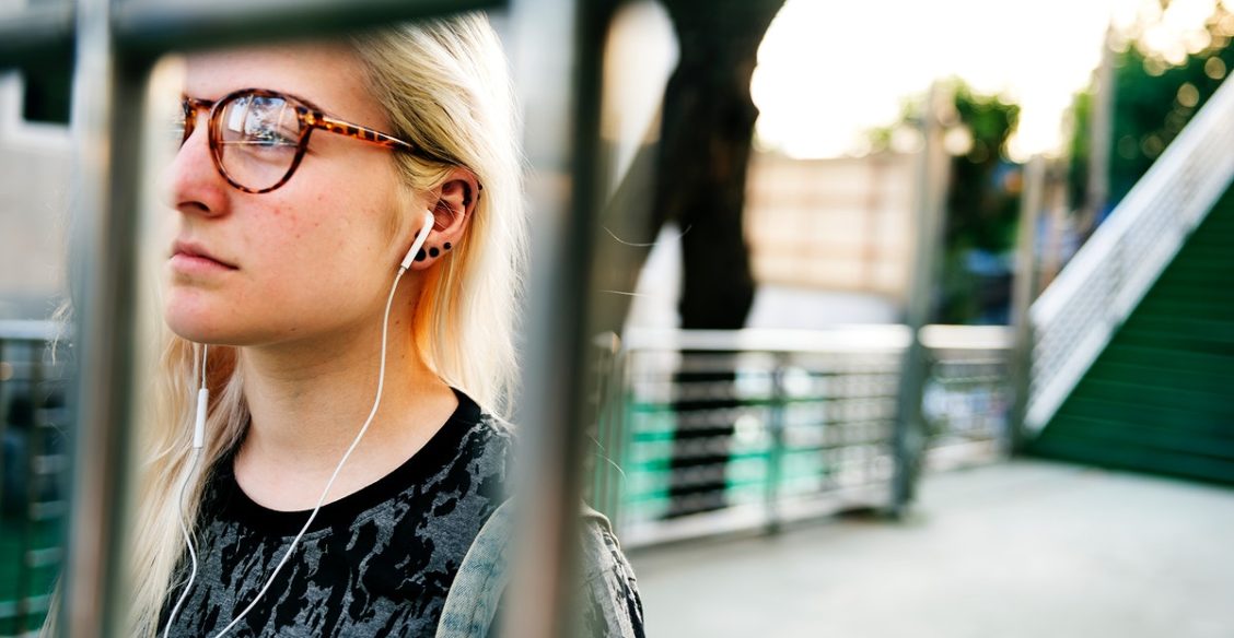 Сидит один в наушниках, а на все вопросы отвечает: «Нормально». У подростка депрессия?