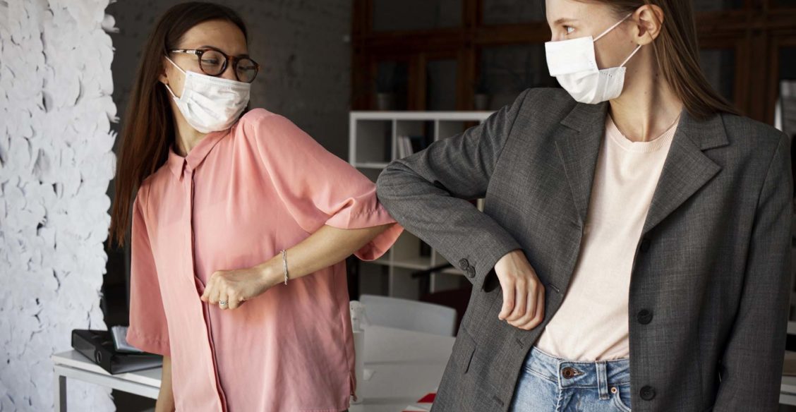 Опасно ли общаться с людьми, переболевшими коронавирусом? И нужно ли им носить маски