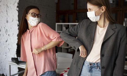 Опасно ли общаться с людьми, переболевшими коронавирусом? И нужно ли им носить маски