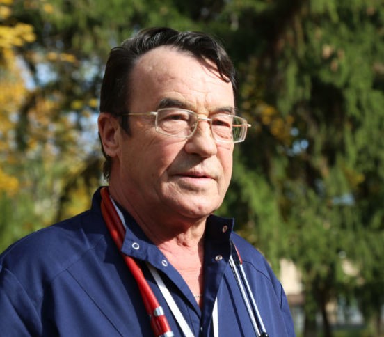 «Из детской реанимации мне звонят по ночам». Педиатр Михаил Кудин — о родительских слезах и «красной зоне»