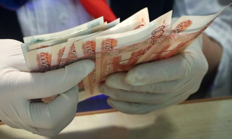 Коронавирус живет на банкнотах, а в тяжелом течении виноват ген неандертальцев. Четыре новости о ковиде
