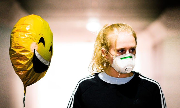 Меньше паники, но больше агрессии. Психолог Анна Хасина — о том, как пандемия изменила людей