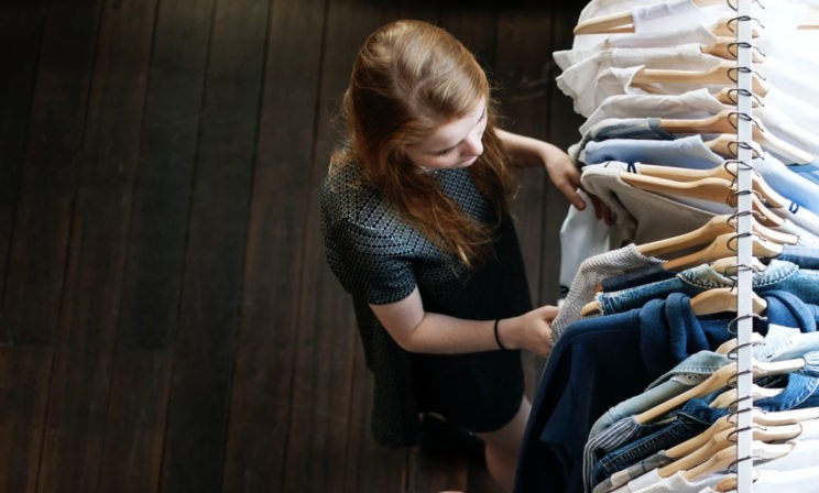 «Если денег нет, вещи можно забрать бесплатно». Первый благотворительный магазин открыли в Благовещенске