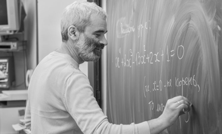 Учитель Дмитрий Шноль: «Вернетесь с дистанта, вам поставят двойки. Хорошо!»